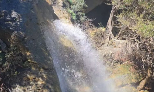 Ρέθυμνο: Ο εντυπωσιακός καταρράκτης που «ξύπνησε» και μαγεύει τους περαστικούς