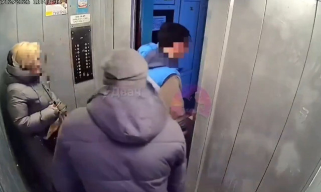 Ρωσία: Άνδρας σχεδόν συνεθλίβη από ασανσέρ - Βίντεο