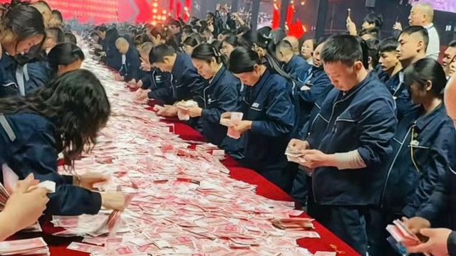 Κίνα: 26 εκατ. δολάρια σε μετρητά πάνω στα τραπέζια - Ο καθένας έπαιρνε όσα μπορούσε να κουβαλήσει