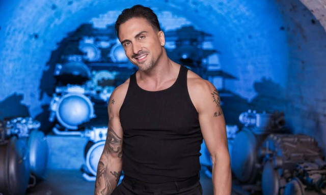 Ιορδάνης Αγαπητός: Τραγουδιστής τη νύχτα, διδάκτωρ την ημέρα!