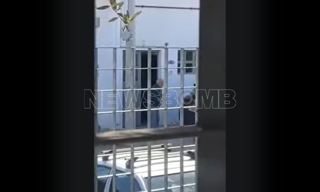 Η στιγμή που 85χρονος απειλεί ανήλικους με αεροβόλο έξω από σχολείο στου Ρέντη