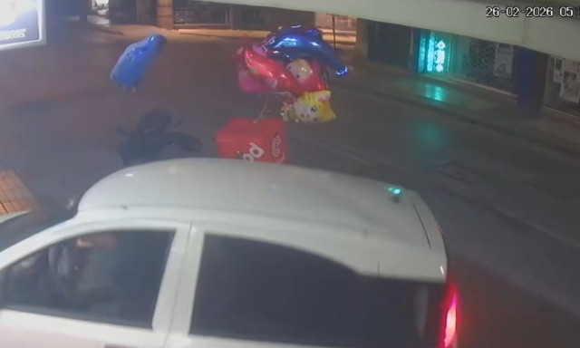 Ηράκλειο: Η στιγμή που αυτοκίνητο «καρφώνεται» σε μίνι μάρκετ - Μεθυσμένος ο οδηγός