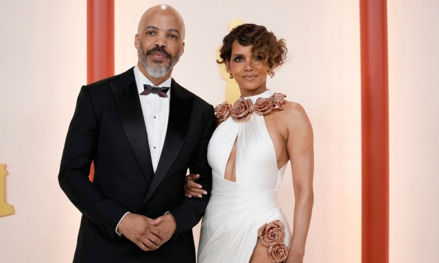 Η Χάλι Μπέρι αποκάλυψε ότι στα 59 της κάνει το καλύτερο σεξ της ζωής της και μοιράστηκε το «μυστικό»