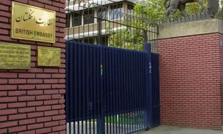 ΗΠΑ και Βρετανία αποσύρουν το προσωπικό των πρεσβειών τους εν αναμονή πιθανών επιθέσεων Τραμπ