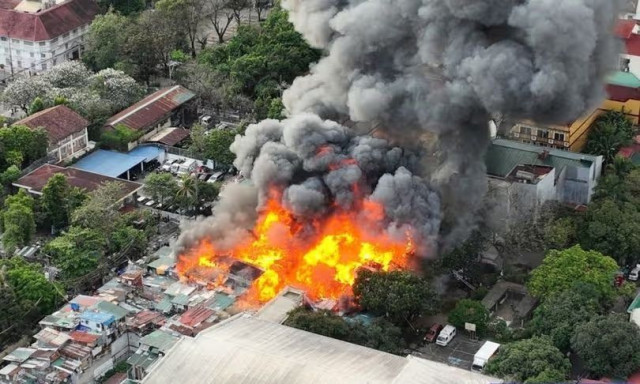 Μανίλα: Παρανάλωμα - Έβαλε φωτιά σε 300 σπίτια όταν έπιασε τη σύζυγο με τον εραστή της