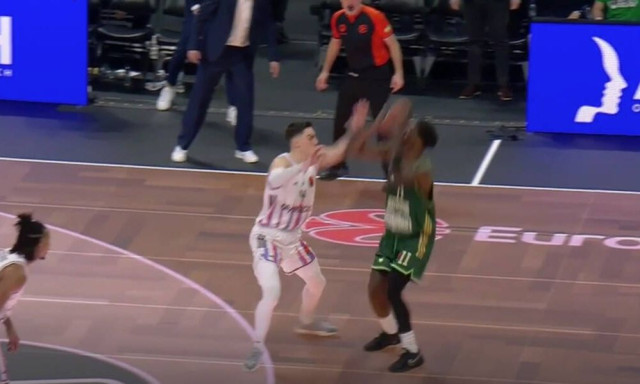 Παναθηναϊκός AKTOR: Αυτό είναι το φάουλ στον Χέις - Ντέιβις που δεν δόθηκε στο τέλος