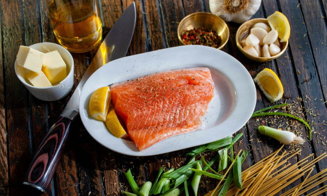 Οι πιο υγιεινοί τρόποι να φάτε τον σολομό - Ποιοι πρέπει να τον αποφεύγουν, σύμφωνα με τους ειδικούς