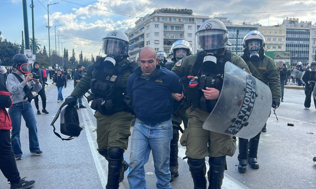 «Έλα, έλα, έλα»: Βίντεο ντοκουμέντο με σύλληψη διαδηλωτή που προκαλεί τρεις αστυνομικούς