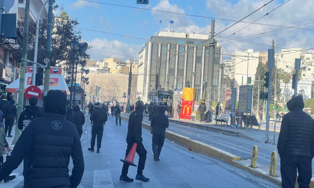 Επεισόδια στο Σύνταγμα στην πορεία για τα Τέμπη