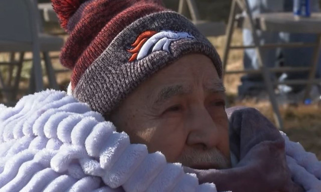 Σπαράζει καρδιές η έκπληξη εγγονής στον παππού της μετά τη διάγνωσή του με καρκίνο σε τελικό στάδιο