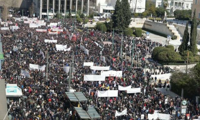 Τέμπη, 3 χρόνια μετά: Δείτε live το συλλαλητήριο στην πλατεία Συντάγματος