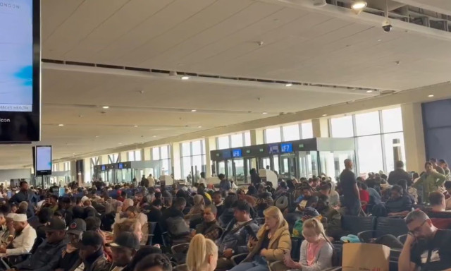 Παγιδευμένοι στο Ντουμπάι - Το αδιαχώρητο στο αεροδρόμιο μετά την αναστολή των πτήσεων