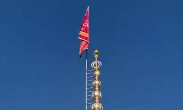 Το Ιράν ύψωσε την «κόκκινη σημαία εκδίκησης» στο τζαμί Τζαμκαράν μετά τη δολοφονία Χαμενεΐ