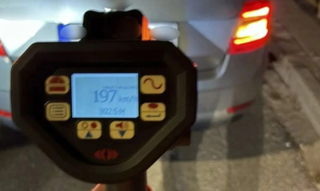 Kηφισιά: Kαταδίωξη 22χρονου οδηγού μηχανής που έτρεχε με 197 χλμ.