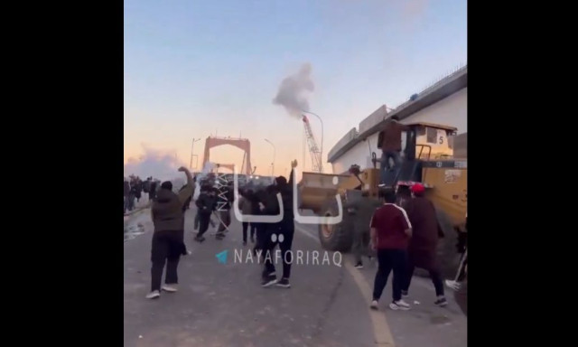 Βαγδάτη: Με μπουλντόζες προσπαθούν να σπάσουν τους φραγμούς προς την πρεσβεία των ΗΠΑ