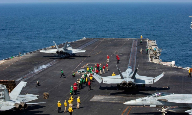 «Δεν πλησίασαν καν»: Το Πεντάγωνο για τους πυραύλους των Φρουρών στο αεροπλανοφόρο Αβραάμ Λίνκολν