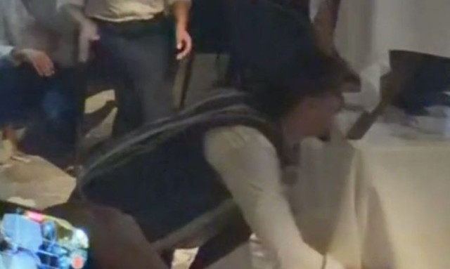 Έλληνας χορευτής τρέλανε τους Άραβες σηκώνοντας τραπέζι με τα δόντια του