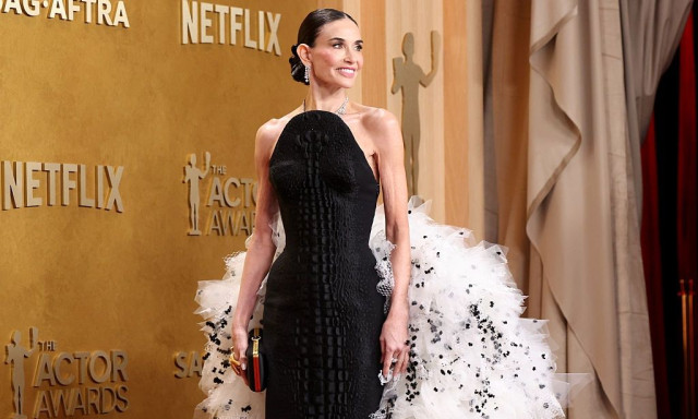 Ντέμι Μουρ: Με εντυπωσιακό φόρεμα στα Actor Awards 2026 - Η εμφάνιση που συζητήθηκε
