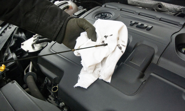 Ο τακτικός έλεγχος της στάθμης του λιπαντικού αποτελεί μία βασική εργασία του οδηγού