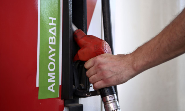 Πόλεμος στο Ιράν: Ράλι ανόδου στις τιμές των καυσίμων - Σπεύδουν να βάλουν βενζίνη οι Έλληνες