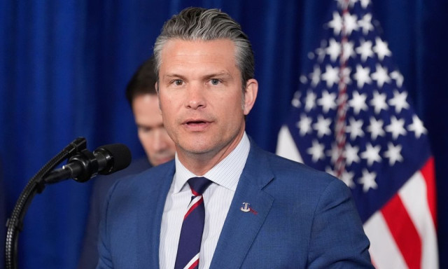 Πόλεμος στο Ιράν: «Τους χτυπάμε χειρουργικά και συντριπτικά», λέει ο υπουργός Άμυνας των ΗΠΑ