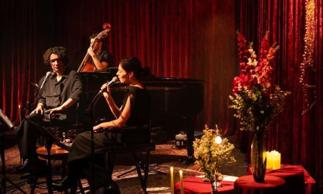 «Μικρές Ταπεινώσεις»: Ένα ημερολόγιο μοναξιάς και μνήμης ζωντανεύει στο Baumstrasse