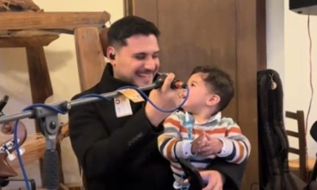 Κρήτη: Ο μικρός Κωνσταντής πήρε το μικρόφωνο από τον μπαμπά του και «έκλεψε» την παράσταση