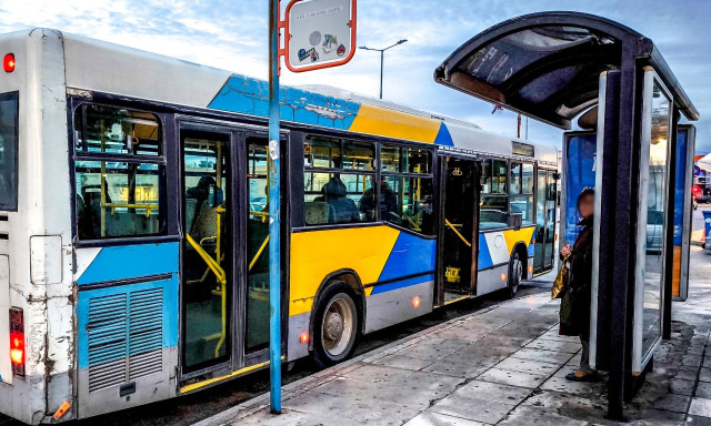 Άγριο περιστατικό σε λεωφορείο: 24χρονος κάρφωσε στιλό στο πρόσωπο 38χρονου