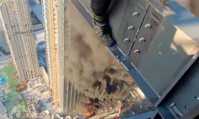Μέση Ανατολή: Εργάτες σε σκαλωσιά βλέπουν από κάτω τους κτίριο να έχει χτυπηθεί από πύραυλο - Βίντεο