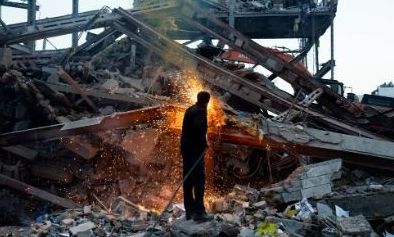 Στις φλόγες η Τεχεράνη: «Προσευχόμαστε να καταφέρουμε να περάσουμε τη νύχτα»