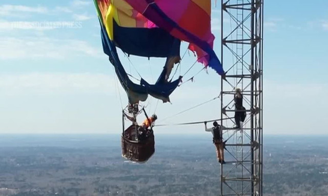 Δραματική διάσωση δύο ατόμων από αερόστατο που μπλέχτηκε σε πύργο επικοινωνιών στο Τέξας