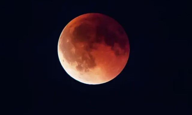 «Ματωμένο Φεγγάρι»: Σήμερα η σπάνια σεληνιακή έκλειψη - Πού θα είναι ορατή