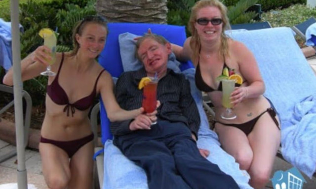 Στίβεν Χόκινγκ: Η αλήθεια πίσω από τις γυναίκες με μπικίνι δίπλα του στα αρχεία Έπσταϊν