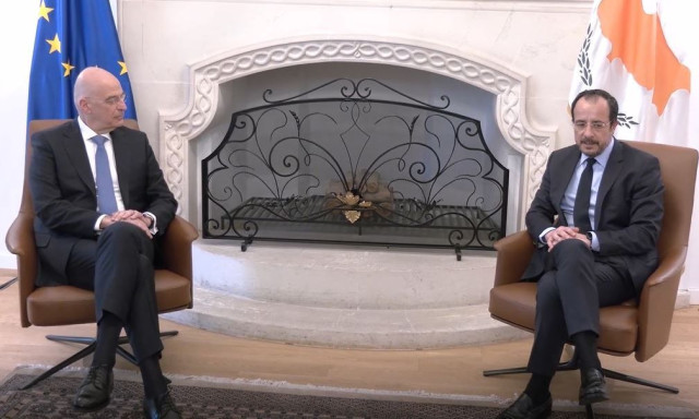 Δένδιας στην Κύπρο προς Χριστοδουλίδη: Είμαστε συνολικά, απολύτως, στη διάθεσή σας