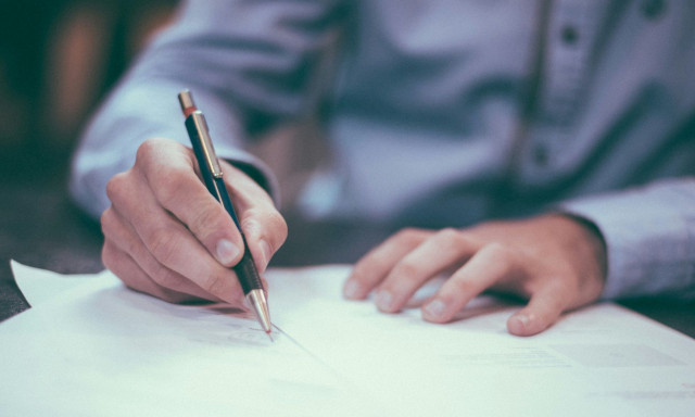 Δικηγόρος αποκαλύπτει το πιο παράλογο χρέος: «Νομίζεις ότι είσαι συνεπής, αλλά είσαι παγιδευμένος»