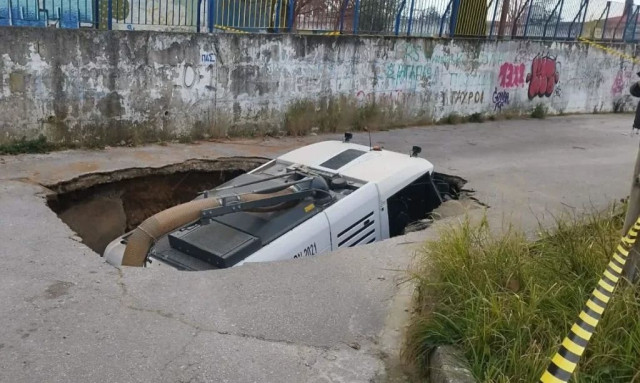 Ιωάννινα: Καθίζηση «κατάπιε» όχημα καθαριότητας του Δήμου - Εντοπίστηκαν τσιμεντόλιθοι στο οδόστρωμα