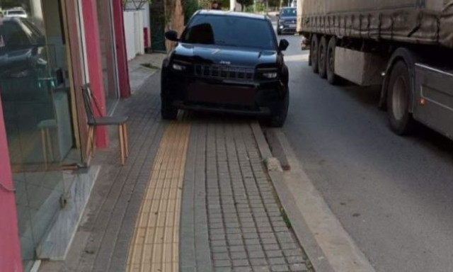 Ρέθυμνο: Θρασύτατος οδηγός πάρκαρε πάνω σε όδευση τυφλών