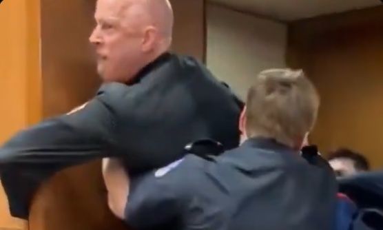 Άγριο επεισόδιο στο Καπιτώλιο: Έβγαλαν «σηκωτό» βετεράνο - Τραυμάτισε 3 αστυνομικούς