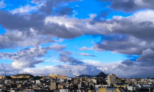 Καιρός: Άστατος με βροχές και χιόνια στα βουνά - Μικρή άνοδος της θερμοκρασίας