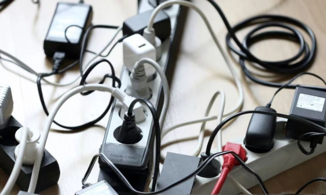 Εργαζόμενη «μπερδεύτηκε» στα καλώδια του γραφείου και πήρε αποζημίωση 20.000 ευρώ