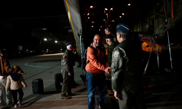 Ελευσίνα: Προσγειώθηκε το C-130 με τους 91 Έλληνες που είχαν εγκλωβιστεί στο Άμπου Ντάμπι