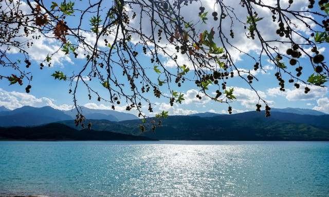 Με τοπικές βροχές η Πέμπτη – Ανοιξιάτικος ο καιρός μέχρι τα μέσα του μήνα