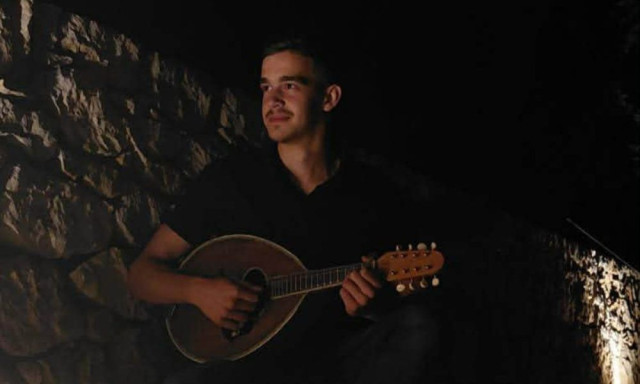 Ο 17χρονος Ρεθυμνιώτης που ξεκίνησε από το μεράκι για το μαντολίνο και έγινε κατασκευαστής οργάνων