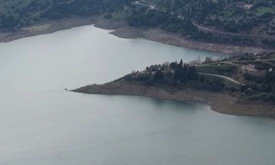 Λίμνη Μόρνου: Καλύφθηκαν με νερό τα ερειπωμένα σπίτια του Κάλλιου