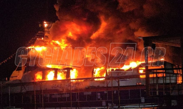 Σύρος: Καίγονται τρία σκάφη στο λιμάνι - Σε εξέλιξη πυροσβεστική επιχείρηση