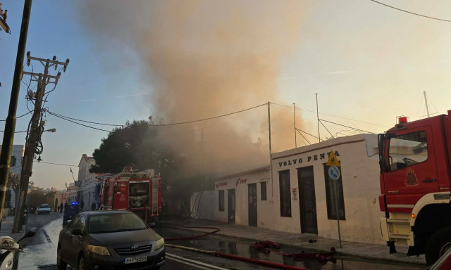 Μεγάλη πυρκαγιά στον ταρσανά της Σύρου, παρανάλωμα έγιναν τρία σκάφη - Δείτε εικόνες