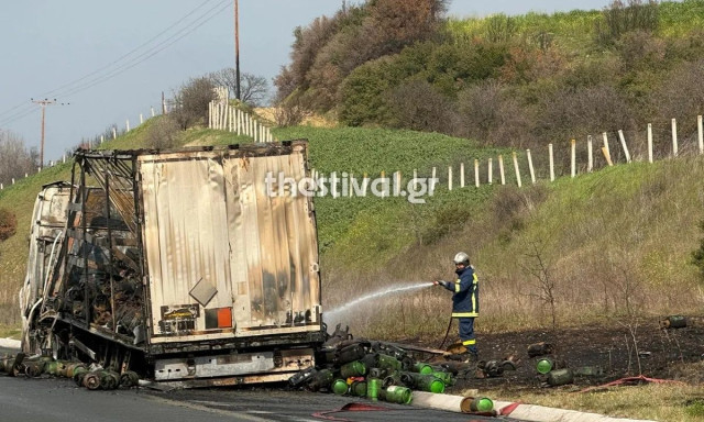 Θεσσαλονίκη: Φορτηγό που μετέφερε ψυκτικό αέριο έξω κάηκε ολοσχερώς στην Άσσηρο