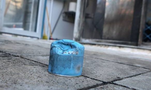 Έκρηξη σε πολυκατοικία στα Εξάρχεια - Άγνωστοι τοποθέτησαν γκαζάκια