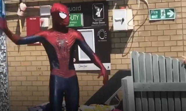 Παραιτήθηκε από το σούπερ μάρκετ για να γίνει... Spider-Man - Bγάζει σε μία ώρα το ίδιο μεροκάματο