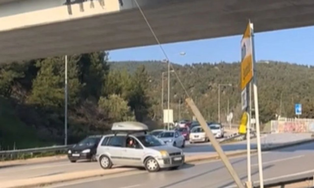 Θεσσαλονίκη: Οδηγός έκανε... fly over στη νησίδα για να αποφύγει την κίνηση - Βίντεο